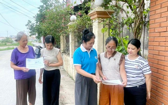 Hội LHPN xã Lương Tài, Bắc Ninh tư vấn về tiết kiệm điện tại hộ gia đình phụ nữ thôn Phượng Sơn