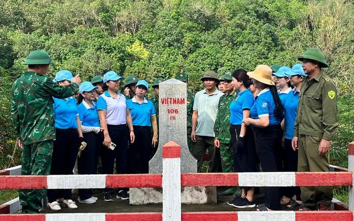 Bộ đội Biên phòng tuyên truyền về nhận diện các thủ đoạn tinh vi của nạn buôn bán người và phối hợp cùng hội viên phụ nữ bảo vệ đường biên, cột mốc