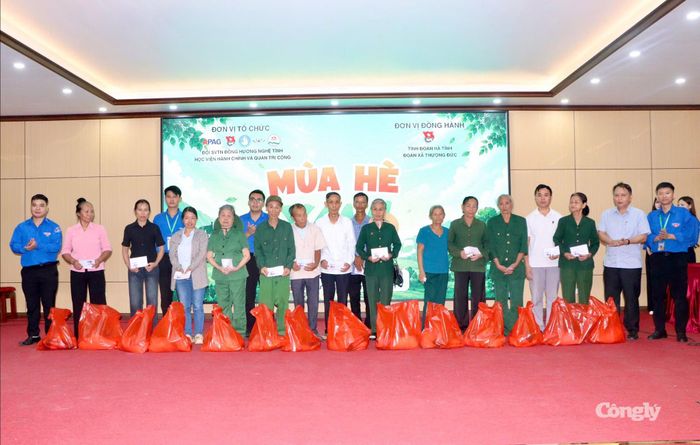 Trao quà cho các cựu TNXP