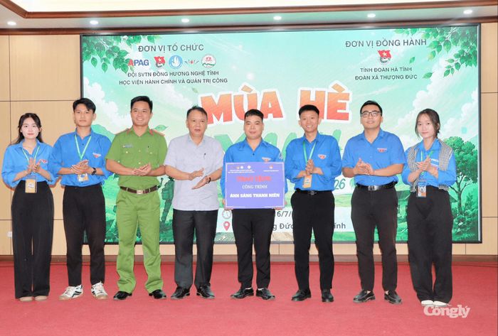 Trao tặng công trình Ánh sáng Thanh niên cho xã Thượng Đức