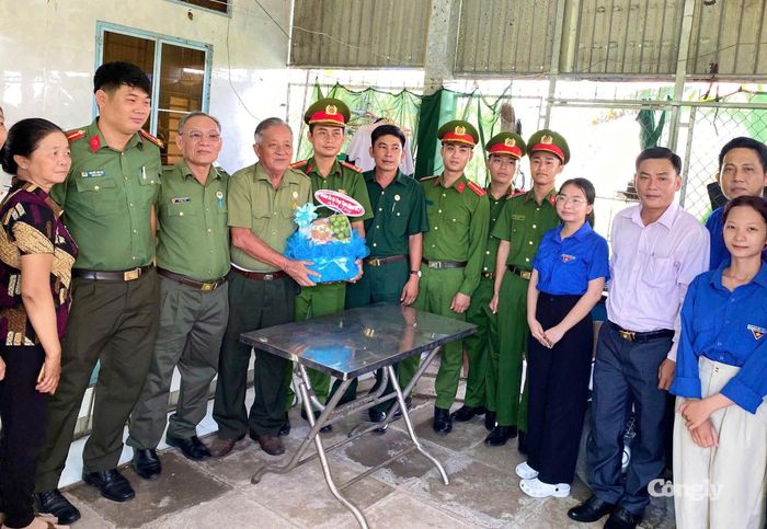 Chi đoàn Công an xã Vị Thủy phối hợp tổ chức thăm, tặng quà các cựu chiến binh trên địa bàn.