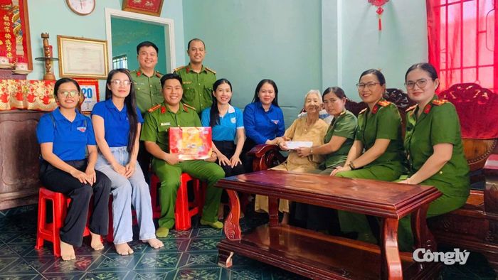 Chi đoàn và Hội Phụ nữ Công an xã An Ninh thăm hỏi, tặng quà Mẹ Việt Nam Anh hùng Trương Thị Dân.