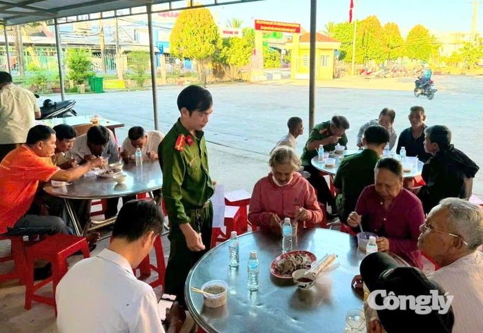 Đoàn viên, thanh niên Công an xã Long Phú chuẩn bị bữa ăn phục vụ cho người dân là thân nhân của liệt sỹ chưa xác định danh tính đi lấy mẫu ADN.
