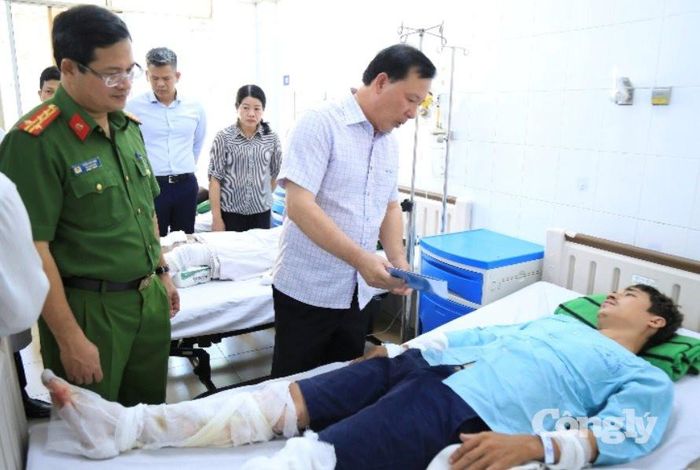 Chủ tịch UBND TP. Đồng Nai Nguyễn Văn Út yêu cầu các y, bác sĩ huy động tối đa các nguồn lực để tập trung cứu chữa các nạn nhân bị thương.