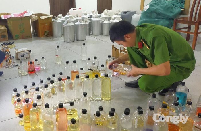 Nhiều chai dung dịch, hương liệu và nguyên liệu phục vụ hoạt động sản xuất nước hoa giả được thu giữ trong quá trình khám xét. (Ảnh Công an cung cấp)