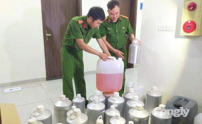 Lực lượng Công an kiểm tra số hương liệu, hóa chất được các đối tượng sử dụng để pha chế nước hoa giả (Ảnh: Công an cung cấp)