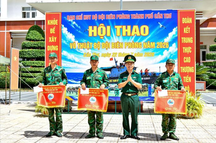 Đại tá Phạm Lê Xuân Bình, Chỉ huy trưởng BĐBP thành phố trao giải Nhất, Nhì, Ba cho các đội.