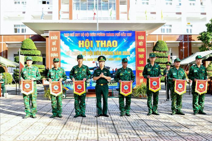 Đại tá Phạm Lê Xuân Bình, Chỉ huy trưởng BĐBP thành phố trao cờ lưu niệm cho các đội tham gia hội thao.