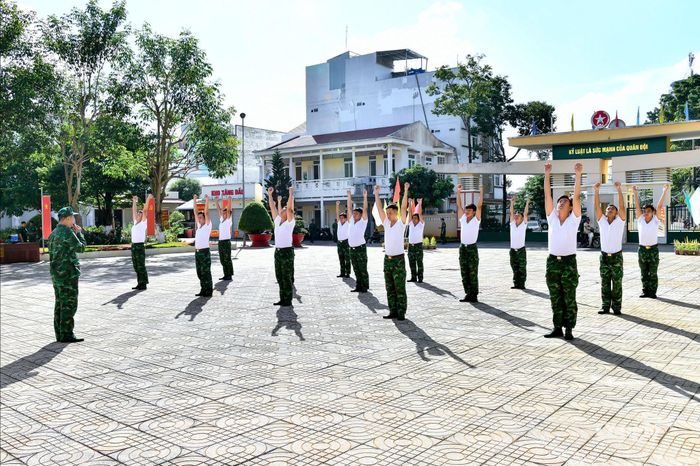 Các đội tham gia phần thi thể dục tay không.