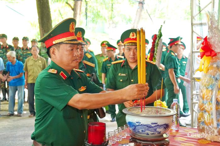 Trung tướng Trần Vinh Ngọc - Bí thư Đảng ủy, Chính ủy Quân khu dâng hương.