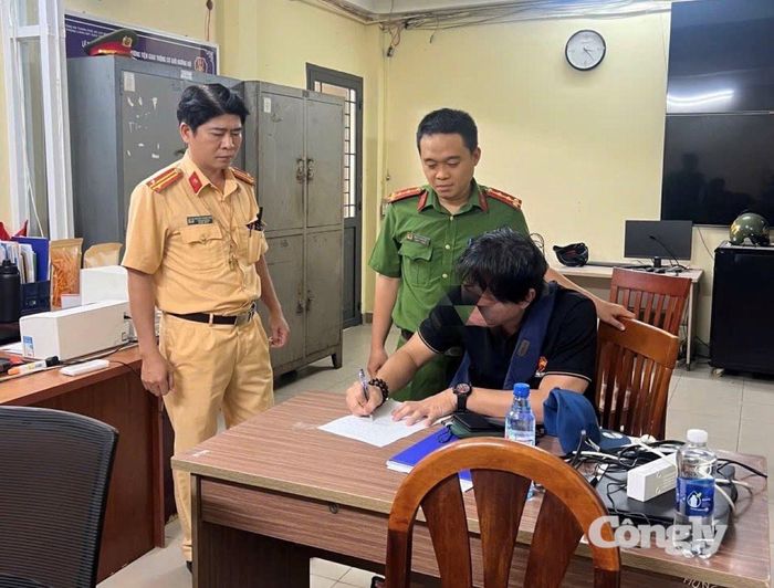 Nam thanh niên làm việc với cơ quan công an.