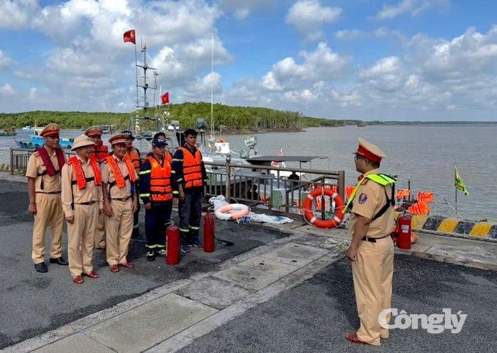 CSGT đường thủy tăng cường làm nhiệm vụ.