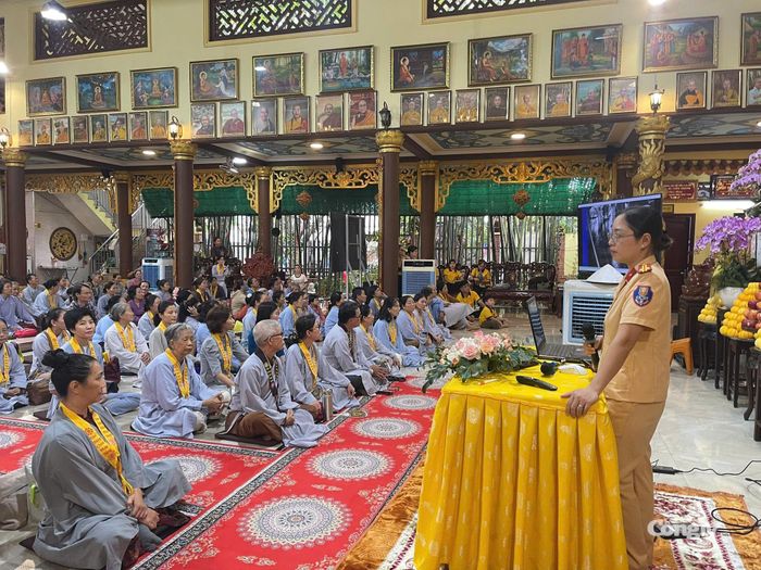 Đội CSGT An Lạc đang tuyên truyền cho các tăng ni, phật tử.