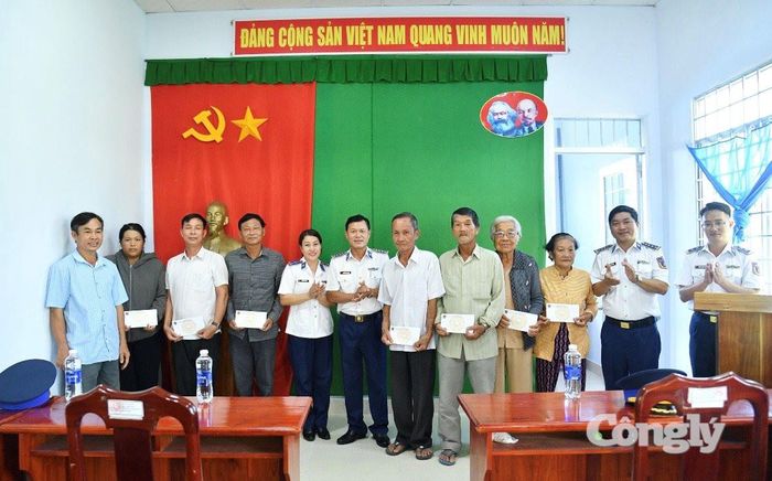Bộ Tư lệnh Vùng Cảnh sát biển 4 thăm, tặng quà các gia đình chính sách trên địa bàn