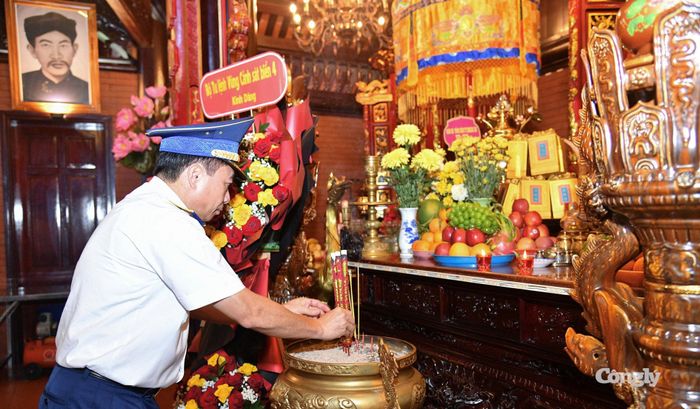 Thiếu tướng Đào Bá Việt - Tư lệnh Vùng Cảnh sát biển 4 dâng hoa, dâng hương tưởng niệm Anh hùng dân tộc Nguyễn Trung Trực tại Gành Dầu, Phú Quốc