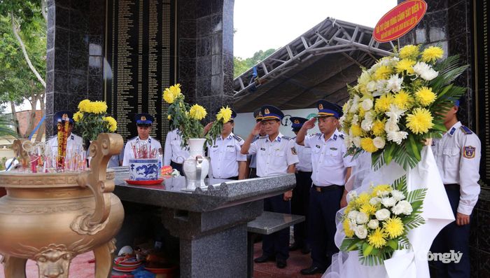 Đại tá Nguyễn Thái Dương - Phó Chính ủy BTL Vùng Cảnh sát biển 4 dâng hoa, dâng hương tưởng niệm các anh hùng liệt sĩ tại Khu di tích Nhà tù Phú Quốc.