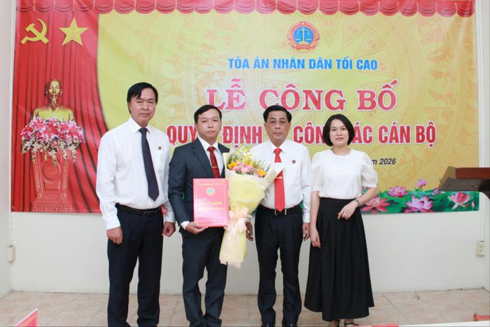 Lãnh đạo Văn phòng chúc mừng ông Võ Trọng Duy