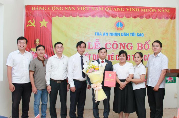 Tập thể Phòng Hành chính - Quản trị chúc mừng