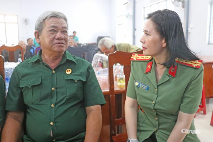 Đại tá Từ Thị Thu Hòa, Phó Cục trưởng Cục công tác Chính trị (Bộ Công an) thăm hỏi sức khỏe, đời sống các thương binh, bệnh binh, cựu chiến binh, gia đình chính sách và người có hoàn cảnh khó khăn đến khám mắt, phát thuốc miễn phí tại phường Thới Sơn, tỉnh An Giang