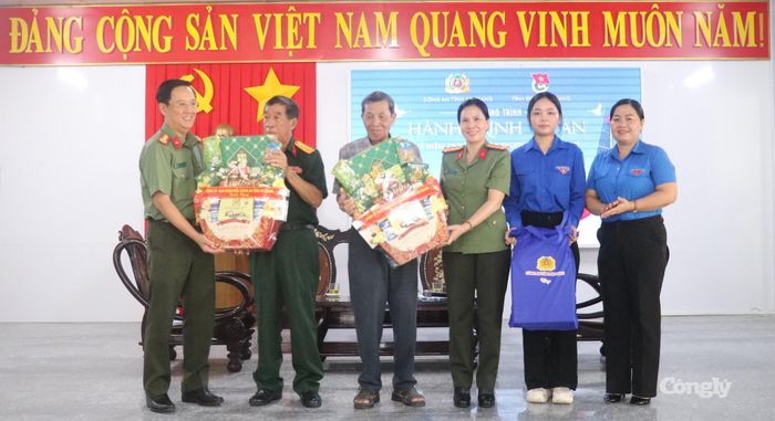 Ban tổ chức tặng quà các đại biểu tham gia tọa đàm