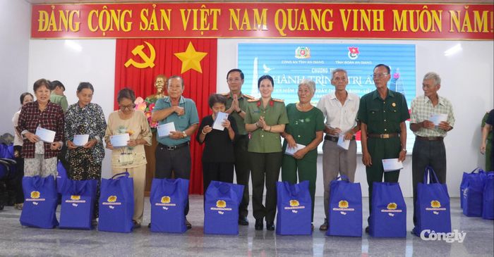 Đại tá Từ Thị Thu Hòa, Phó Cục trưởng Cục công tác Chính trị (Bộ Công an) và Đại tá Lê Phú Thạnh, Tỉnh ủy viên, Phó Bí thư Đảng ủy, Phó Giám đốc Công an tỉnh tặng quà cho các thương binh, bệnh binh, cựu chiến binh có hoàn cảnh khó khăn trên địa bàn phường Thới Sơn, tỉnh An Giang