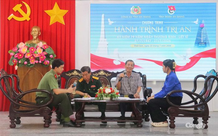 Các nhân chứng lịch sự tham gia tọa với đoàn viên, thanh niên