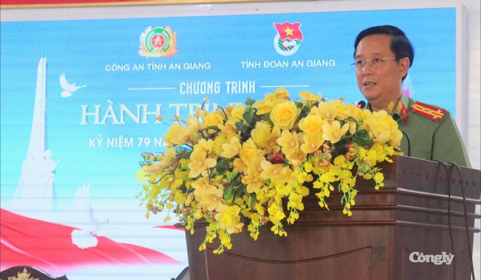 Đại tá Lê Phú Thạnh, Tỉnh ủy viên, Phó Bí thư Đảng ủy, Phó Giám đốc Công an tỉnh An Giang phát biểu tại chương trình