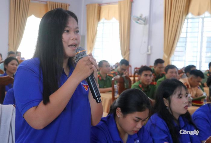 Đoàn viên, thanh niên phường Thới Sơn (tỉnh An Giang) tham gia giao lưu với các nhân chứng lịch sử tại chương trình