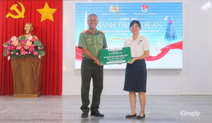 Đại diện đơn vị đồng hành trao bảng tượng trưng hỗ trợ 15 suất mỗ mắt miễn phí cho người dân