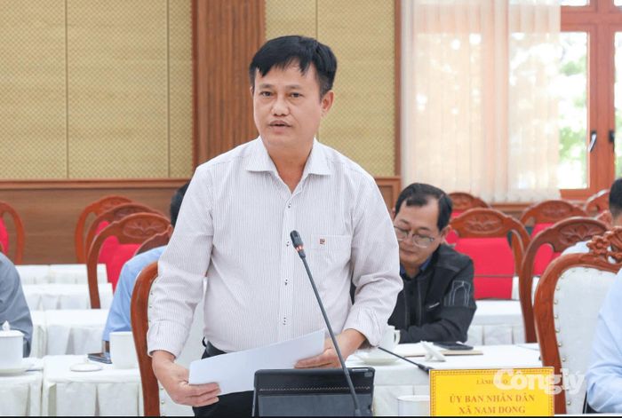 Chủ tịch UBND xã Nam Dong báo cáo tiến độ giải ngân vốn đầu tư công của địa phương.