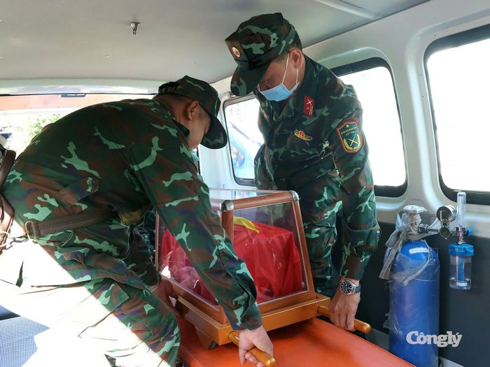 Hài cốt Liệt sĩ Nguyễn Thị Út được đưa lên xe chuyên dụng để về nơi an nghỉ sau 57 năm nằm lại chiến trường.
