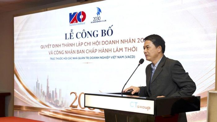 Ông Nguyễn Cao Cương, Phó chủ tịch thường trực VACD, Tổng biên tập Tạp chí điện tử Nhà Quản Trị (TheLEADER) phát biểu tại lễ ra mắt Chi hội Doanh nhân 2030. Ảnh: BTC