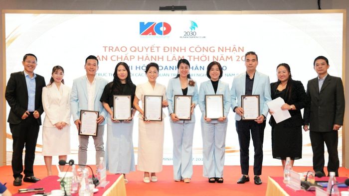 Các thành viên ban điều hành Chi hội Doanh nhân 2030 nhận quyết định từ lãnh đạo VACD. Ảnh: BTC.
