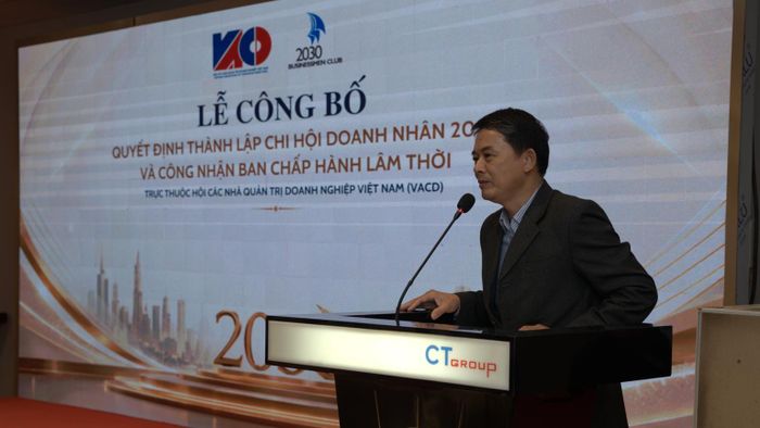 Ông Nguyễn Cao Cương, Phó chủ tịch thường trực VACD, Tổng biên tập Tạp chí điện tử Nhà Quản Trị (TheLEADER) phát biểu tại lễ ra mắt Chi hội Doanh nhân 2030. Ảnh: BTC