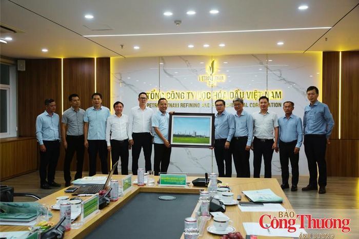 Ban lãnh đạo BSR và đoàn công tác của Bộ Công Thương.