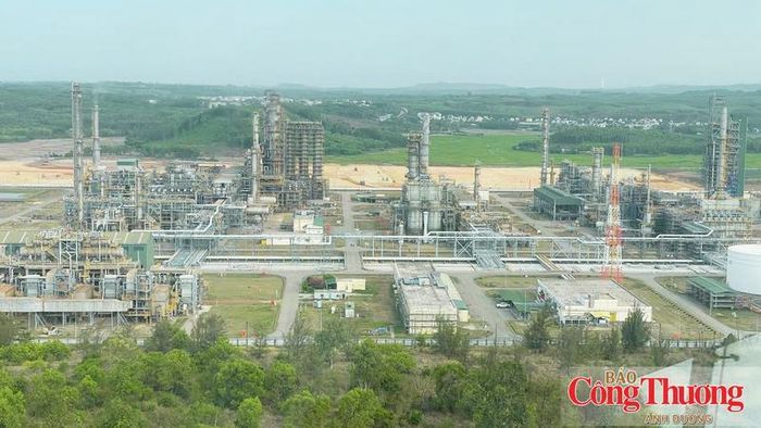 Một phần Nhà máy Lọc dầu Dung Quất.