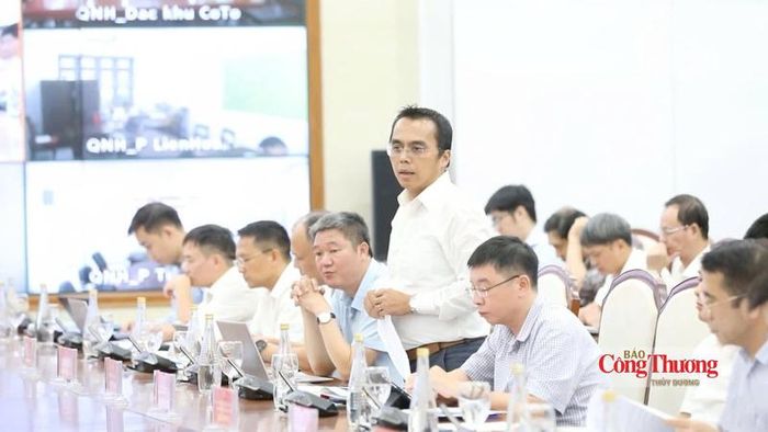Các thành viên trong đoàn công tác giải đáp các ý kiến.