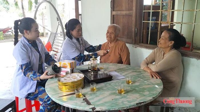 Kíp y tế Hội phụ nữ Phòng Hậu cần - Kỹ thuật Vùng 4 Hải quân khám sức khỏe cho mẹ Việt Nam anh hùng. 