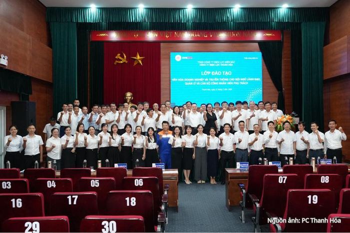Lãnh đạo công ty, ban tổ chức lớp học chụp hình lưu niệm cùng toàn thể học viên.