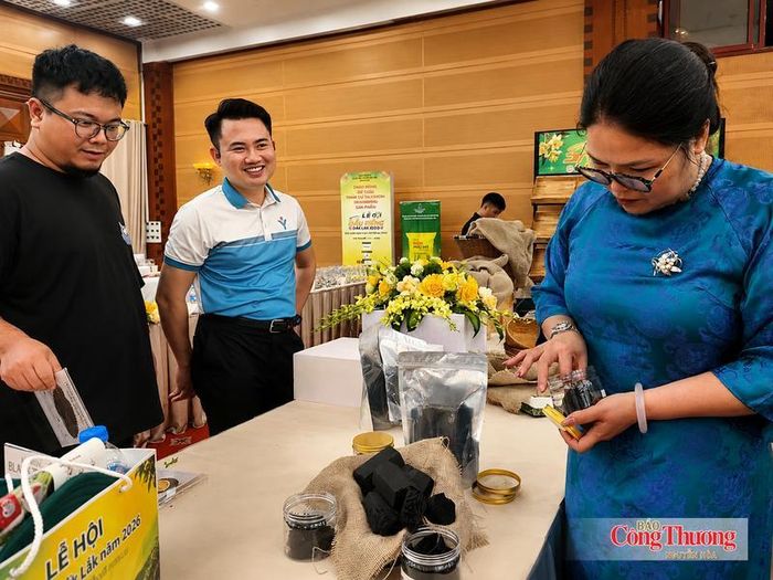 Chị Nguyễn Thị Hường giới thiệu sản phẩm than sinh học làm từ vỏ sầu riêng tại sự kiện ra mắt đại sứ truyền thông Lễ hội Sầu riêng Đắk Lắk 2026.