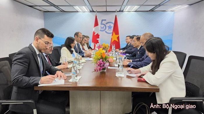 Bộ trưởng Ngoại giao Lê Hoài Trung đã có cuộc gặp với Bộ trưởng Ngoại giao Canada Anita Anand.