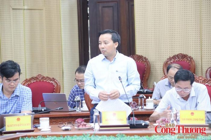 Ông Nguyễn Thanh Mân, Giám đốc Sở Công Thương Quảng Ngãi báo cáo tình hình các dự án năng lượng trên địa bàn tỉnh.