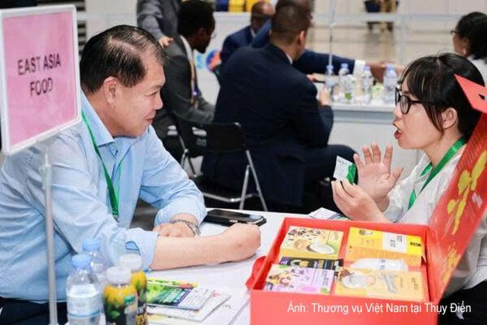 Các doanh nghiệp tìm hiểu cơ hội hợp tác kinh doanh.