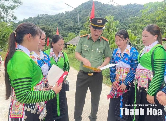 Công an xã Na Mèo tuyên truyền cho người dân tham gia phòng ngừa, tố giác tội phạm.