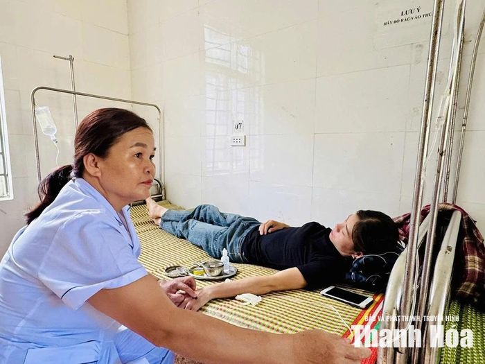Chăm sóc sức khỏe cho người dân tại Trạm Y tế Trung Sơn.