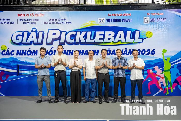Các đại biểu chụp ảnh lưu niệm tại lễ khai mạc.