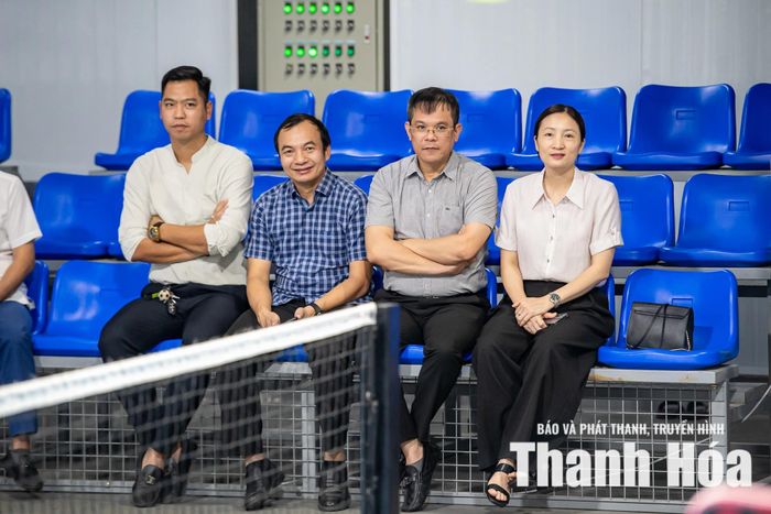 Những pha bóng hấp dẫn thu hút sự quan tâm theo dõi của đại biểu, Ban Tổ chức và đông đảo khán giả.