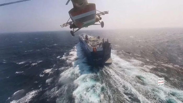 Hình ảnh trực thăng quân sự của lực lượng Houthi bay phía trên tàu chở hàng Galaxy Leader trên Biển Đỏ, được công bố ngày 20 tháng 11 năm 2023. Ảnh: Reuters.