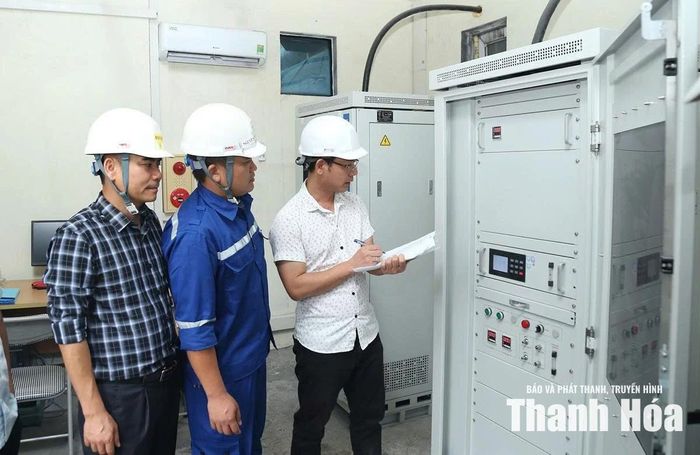 Lực lượng chức năng kiểm tra hệ thống quan trắc tự động bụi, khí thải của Công ty TNHH Lionas Metals tại phường Nghi Sơn.