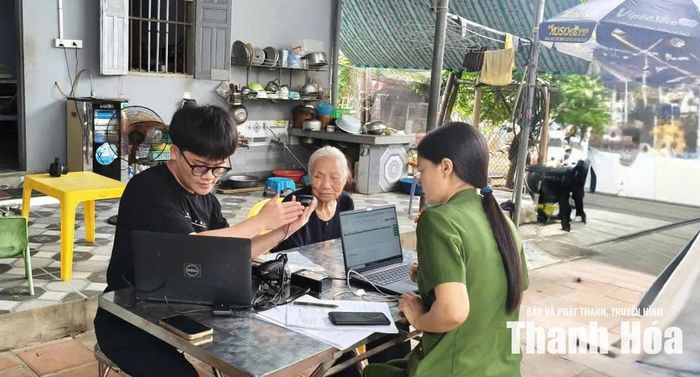 Tổ thu nhận mẫu ADN Công an tỉnh xuống nhà thân nhân liệt sĩ ở phường Hải Bình để thu nhận mẫu ADN.